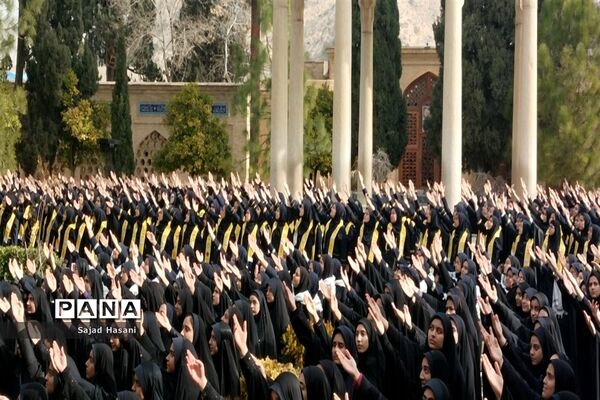 اجرای سرود 1357 نفری دانش‌آموزان دختر شیراز
