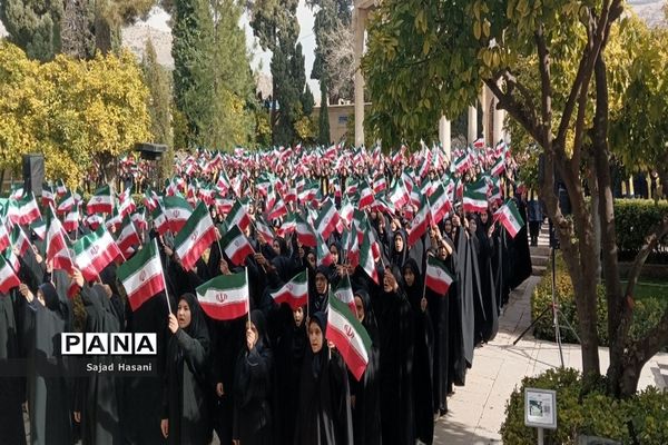 اجرای سرود 1357 نفری دانش‌آموزان دختر شیراز