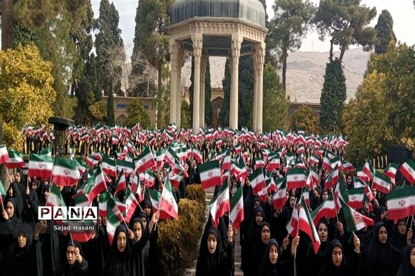اجرای سرود 1357 نفری دانش‌آموزان دختر شیراز