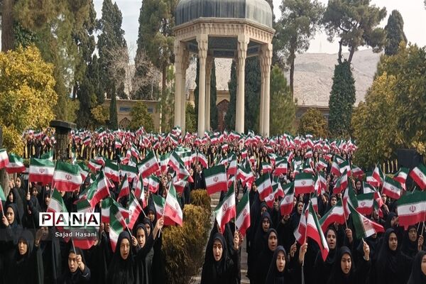 اجرای سرود 1357 نفری دانش‌آموزان دختر شیراز