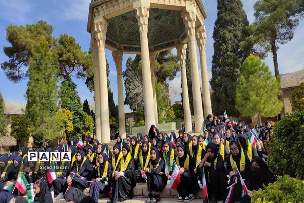 اجرای سرود 1357 نفری دانش‌آموزان دختر شیراز