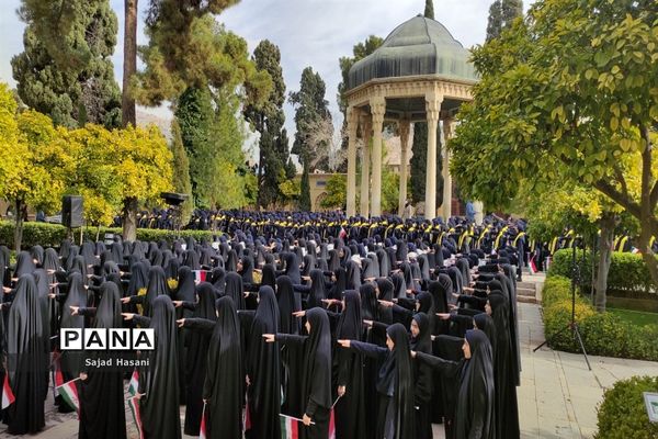 اجرای سرود 1357 نفری دانش‌آموزان دختر شیراز