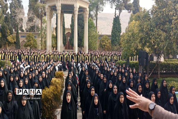 اجرای سرود 1357 نفری دانش‌آموزان دختر شیراز