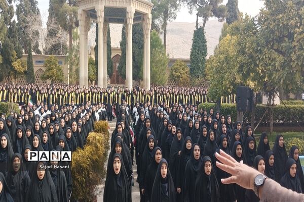اجرای سرود 1357 نفری دانش‌آموزان دختر شیراز