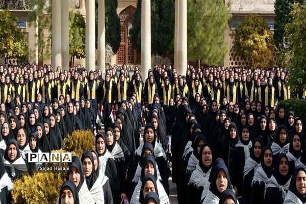 اجرای سرود 1357 نفری دانش‌آموزان دختر شیراز