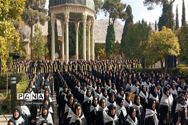 اجرای سرود 1357 نفری دانش‌آموزان دختر شیراز