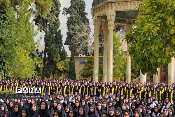 اجرای سرود 1357 نفری دانش‌آموزان دختر شیراز