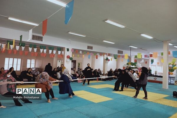 برگزاری مسابقات ورزشی به مناسبت دهه فجر در ورزشگاه شهرک شهید درخشان