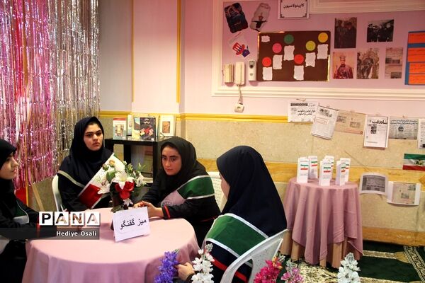 بازدید فرماندار اسلامشهر از نمایشگاه مدرسه انقلاب