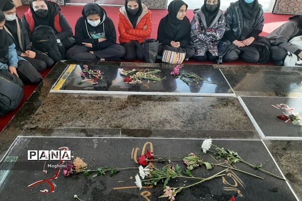 زیارت مقبره شهدای گمنام توسط دانش‌آموزان هنرستان سمیه منطقه ۱۳