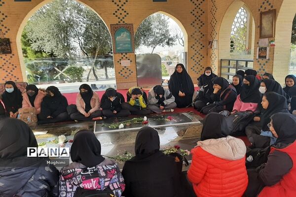 زیارت مقبره شهدای گمنام توسط دانش‌آموزان هنرستان سمیه منطقه ۱۳