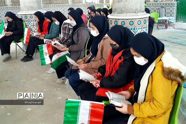حضور گروهی از دانش آموزان در امامزاده هادی (ع) و گلباران مزار شهدای گمنام بخش جوادآباد