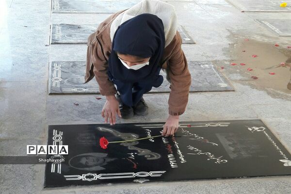 حضور گروهی از دانش آموزان در امامزاده هادی (ع) و گلباران مزار شهدای گمنام بخش جوادآباد