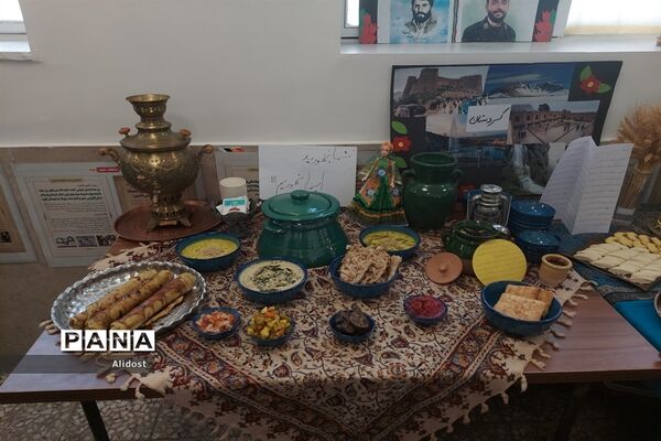 برگزاری جشنواره استان شناسی به مناسب دهه فجر در دبیرستان شهیده قزوینی منطقه ۱۳