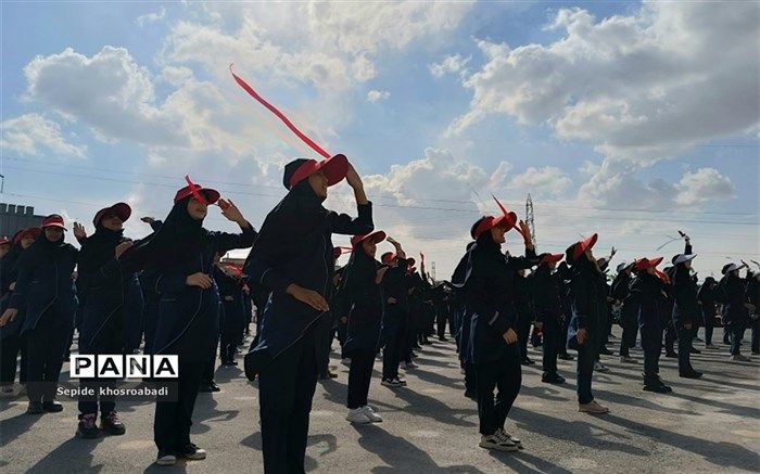برگزاری مانور یاوران انقلاب در مدرسه شهید گلسفیدی پاکدشت/فیلم