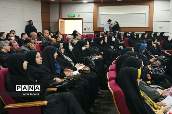 نشست مدیرکل آموزش و پرورش شهر تهران با مدیران مدارس منطقه ۱۸ در بیمارستان کودکان حکیم