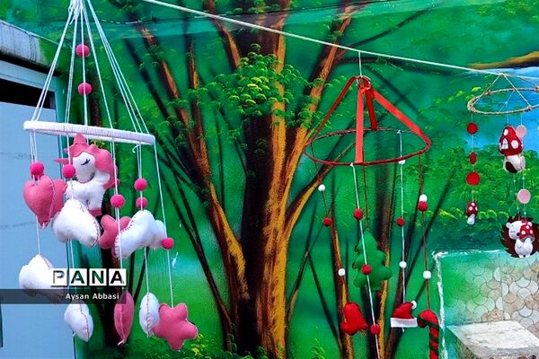 برگزاری جشن انقلاب و جشنواره دستاوردهای علمی وهنری  در دبیرستان حدیث مهر
