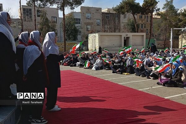 برگزاری مراسم جشن انقلاب در مدرسه رشد قرچک