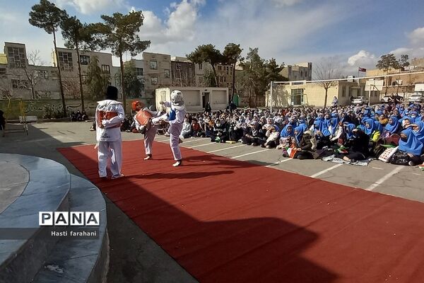 برگزاری مراسم جشن انقلاب در مدرسه رشد قرچک