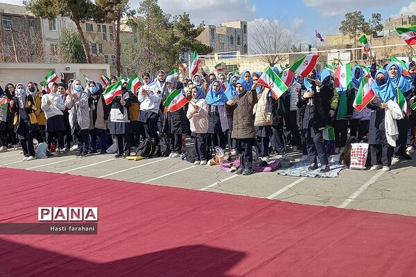 برگزاری مراسم جشن انقلاب در مدرسه رشد قرچک