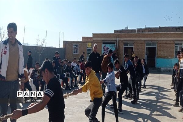 برگزاری جشن انقلاب در دبیرستان شهید باقری کاشمر
