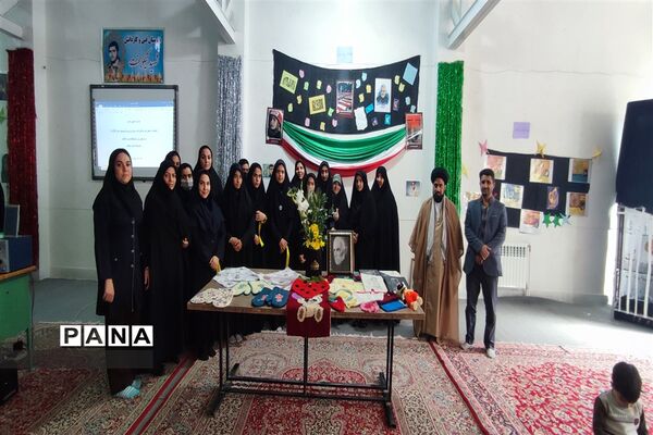 افتتاح نمایشگاه مدرسه انقلاب در مدارس ابرکوه
