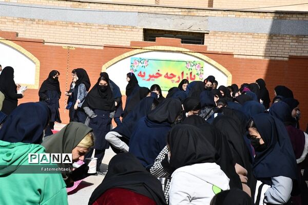 برپایی بازارچه خیریه در دبیرستان نورا ناحیه ۲ اهواز