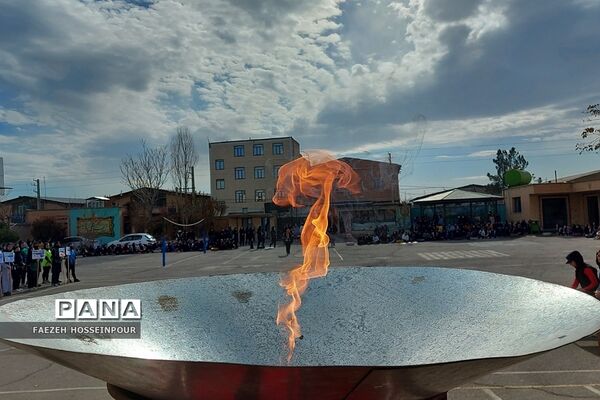 برگزاری اختتامیه المپیاد ورزشی به مناسبت دهه فجر در دبیرستان مبین اندیشه بهارستان‌دو