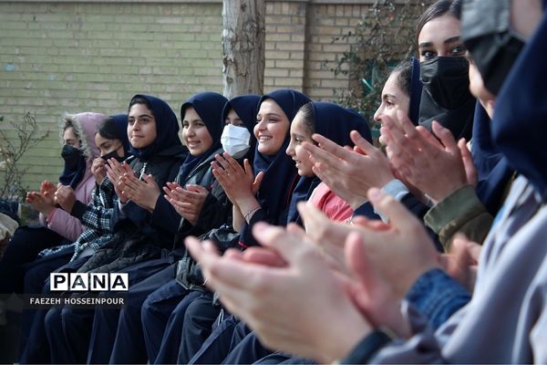 برگزاری اختتامیه المپیاد ورزشی به مناسبت دهه فجر در دبیرستان مبین اندیشه بهارستان‌دو
