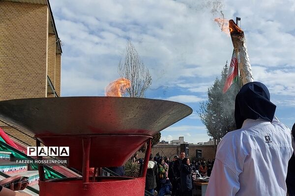 برگزاری اختتامیه المپیاد ورزشی به مناسبت دهه فجر در دبیرستان مبین اندیشه بهارستان‌دو