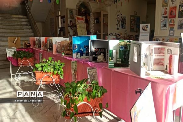 نمایشگاه دست‌سازها به مناسب دهه فجر