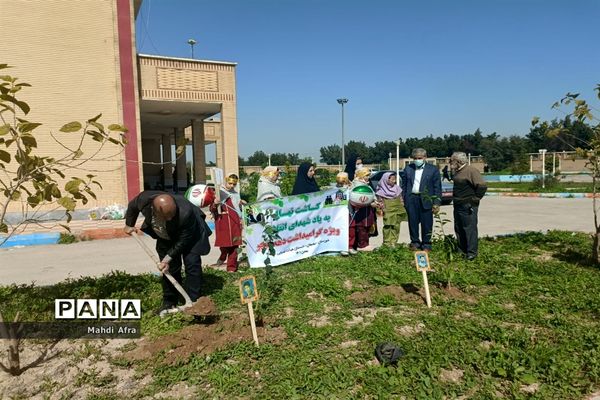 کاشت ۱۱ نهال به یاد شهدای انقلاب شهرستان بهبهان