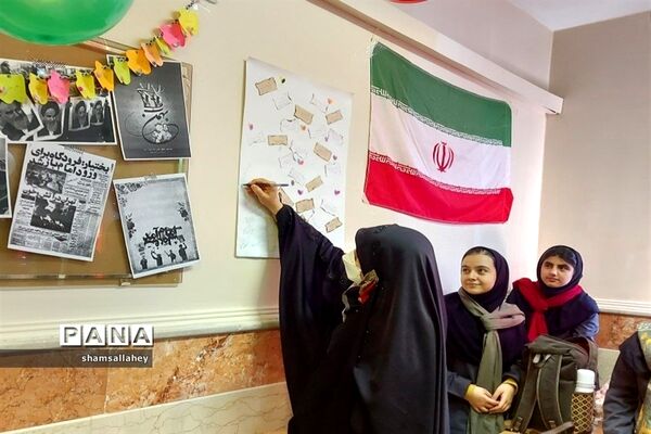 نمایشگاه مدرسه انقلاب در دبیرستان فرهنگ منطقه ۱۳