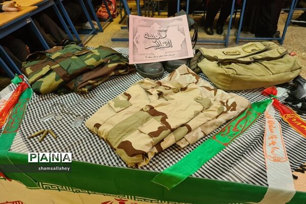 نمایشگاه مدرسه انقلاب در دبیرستان فرهنگ منطقه ۱۳