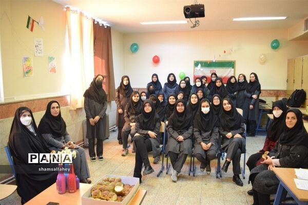 نمایشگاه مدرسه انقلاب در دبیرستان فرهنگ منطقه ۱۳