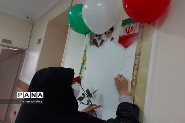 نمایشگاه مدرسه انقلاب در دبیرستان فرهنگ منطقه ۱۳