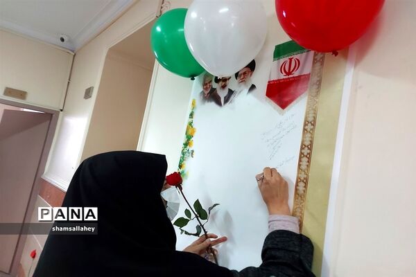 نمایشگاه مدرسه انقلاب در دبیرستان فرهنگ منطقه ۱۳