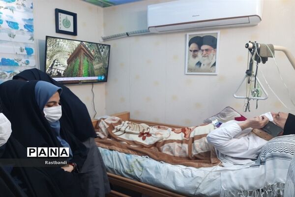 عیادت از جانباز دفاع مقدس توسط دانش‌آموزان دبیرستان سمیه منطقه ۱۳