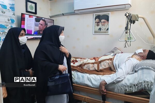 عیادت از جانباز دفاع مقدس توسط دانش‌آموزان دبیرستان سمیه منطقه ۱۳