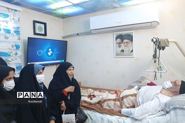 عیادت از جانباز دفاع مقدس توسط دانش‌آموزان دبیرستان سمیه منطقه ۱۳