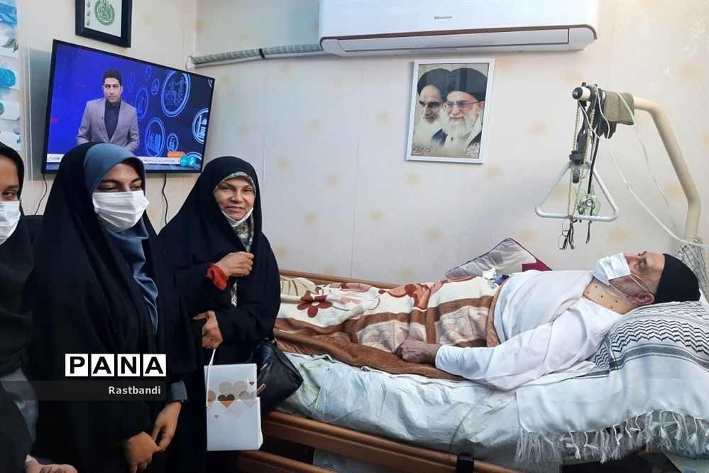 عیادت از جانباز دفاع مقدس توسط دانش‌آموزان دبیرستان سمیه منطقه ۱۳