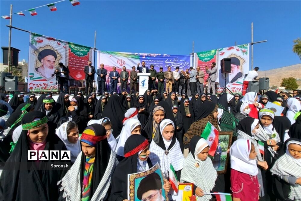 حماسه حضور دانش‌آموزان پیشتاز دارابی در راهپیمایی ۲۲ بهمن ۱۴۰۱