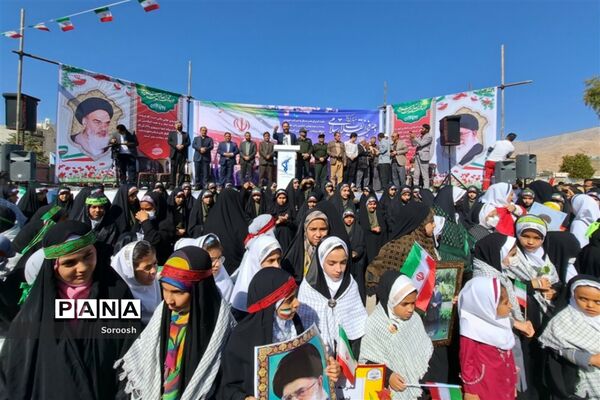 حماسه حضور دانش‌آموزان پیشتاز دارابی در راهپیمایی ۲۲ بهمن ۱۴۰۱