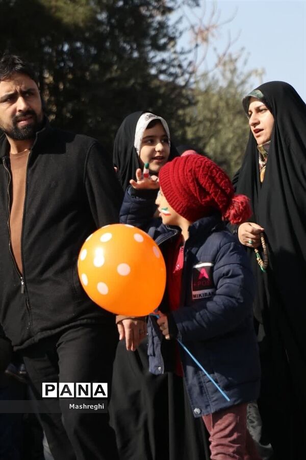 حضور گسترده مردم کاشان درراهپیمایی ٢٢بهمن