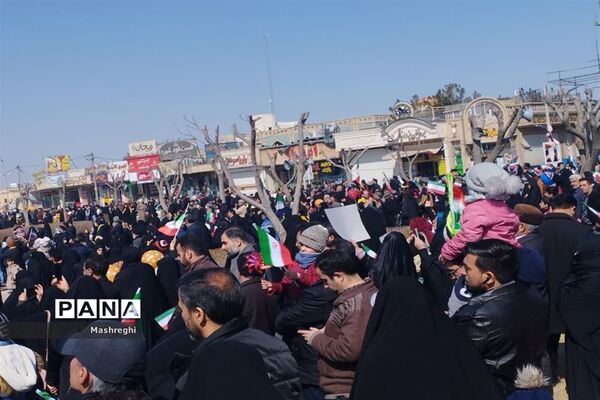 حضور گسترده مردم کاشان درراهپیمایی ٢٢بهمن