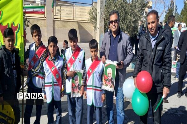 حضور پرشور دانش‌آموزان ابرکوهی در راهپیمایی ۲۲ بهمن