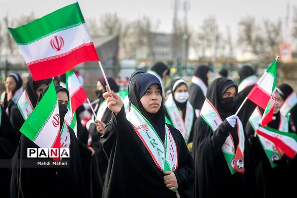 حضور دانش‌آموزان در راهپیمایی ۲۲ بهمن