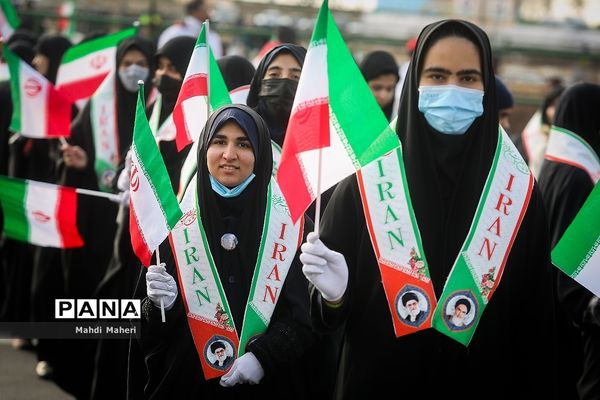 حضور دانش‌آموزان در راهپیمایی ۲۲ بهمن