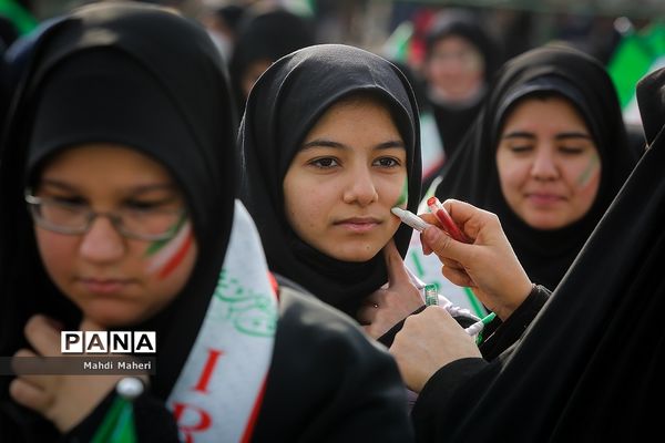 حضور دانش‌آموزان در راهپیمایی ۲۲ بهمن