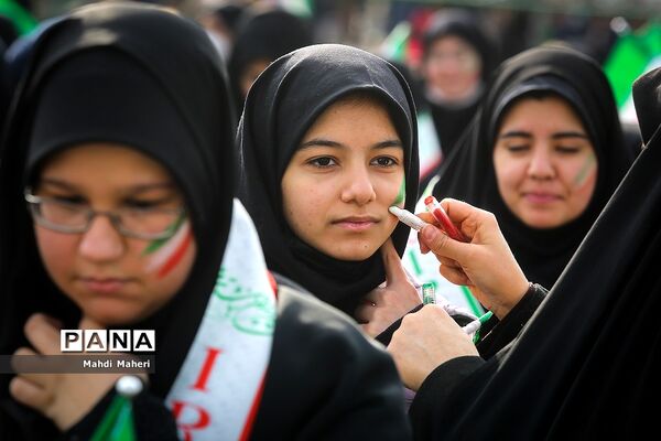 حضور دانش‌آموزان در راهپیمایی ۲۲ بهمن